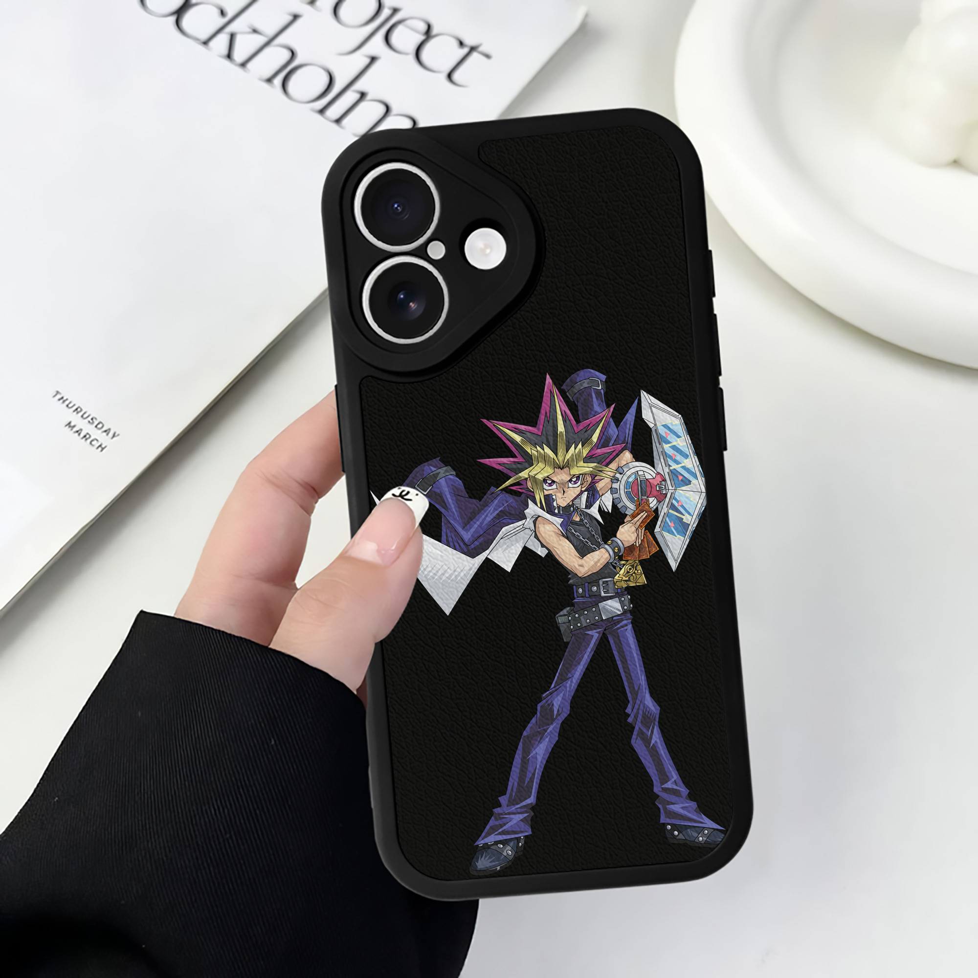 遊☆戯☆王 Yu-Gi-Oh! 【iPhone 16シリーズ対応】シリコンスマホケース（レザー調） 材質：シリコン